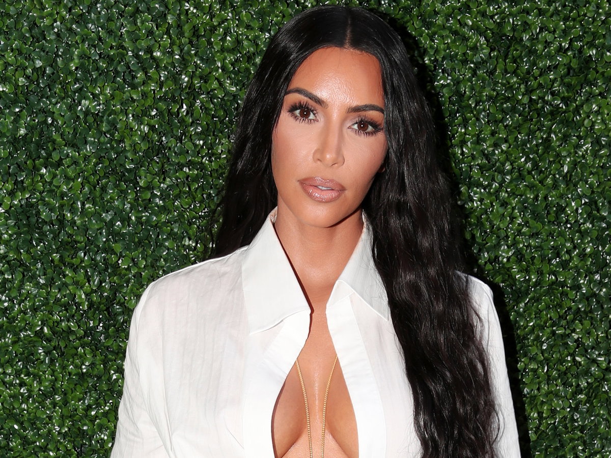 Kim Kardashian im weißen Kleid