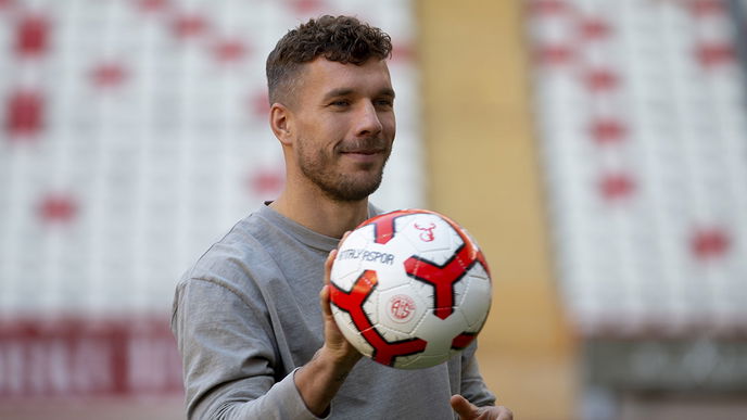 Lukas Podolski früher heute: So hat sich der Fußballer über die Jahre verändert