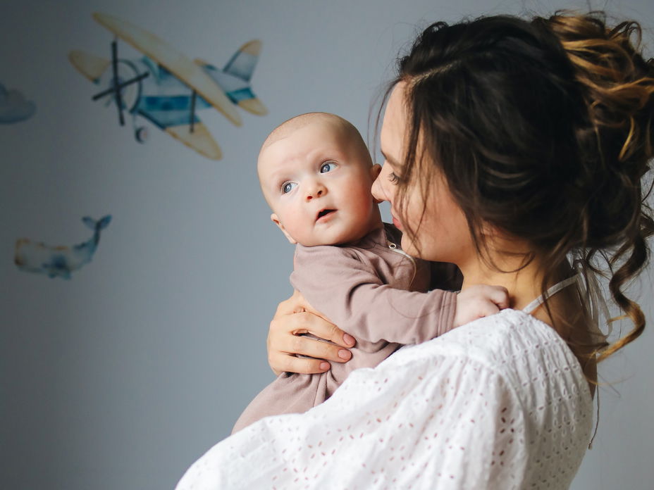 Babynamen die beliebt bleiben: Baby auf Arm der Mutter
