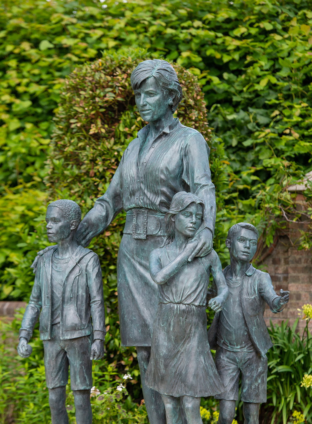 Prinzessin Diana Skulptur mit drei Kindern