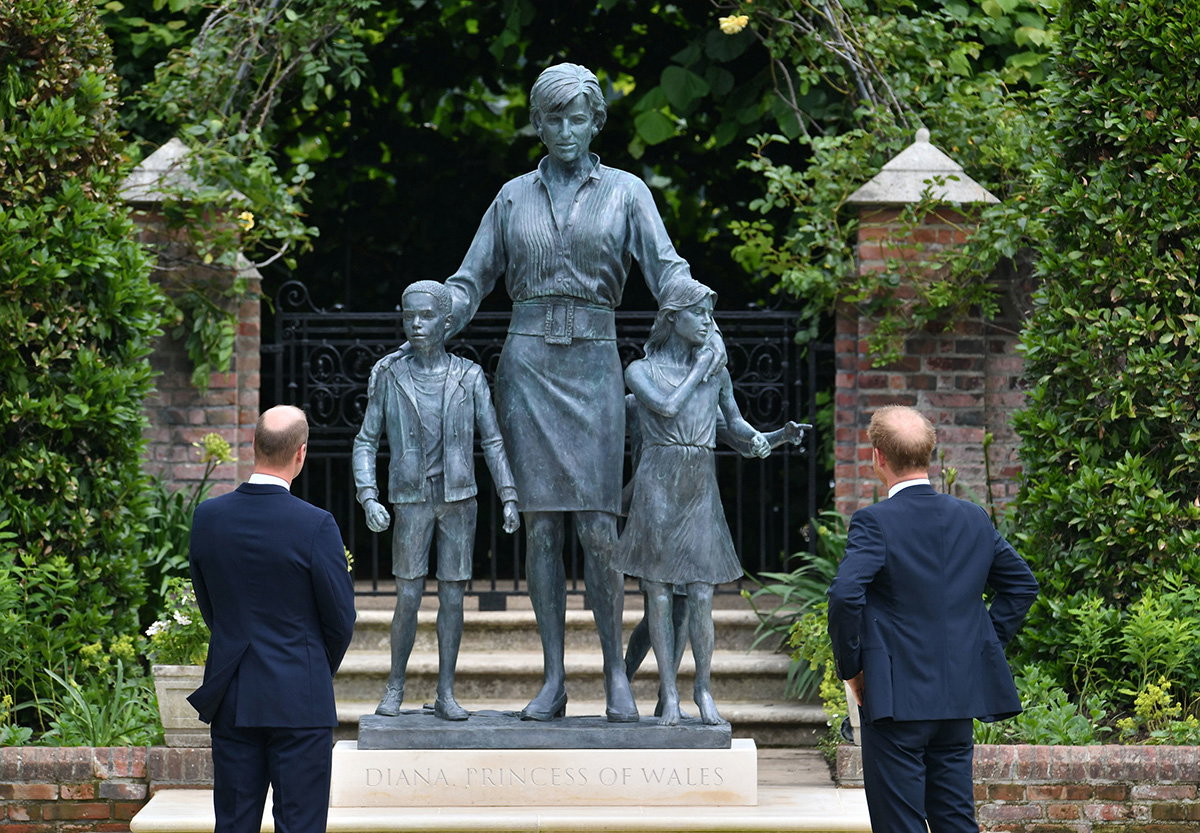 Prinz William und Prinz Harry vor der Diana Statue