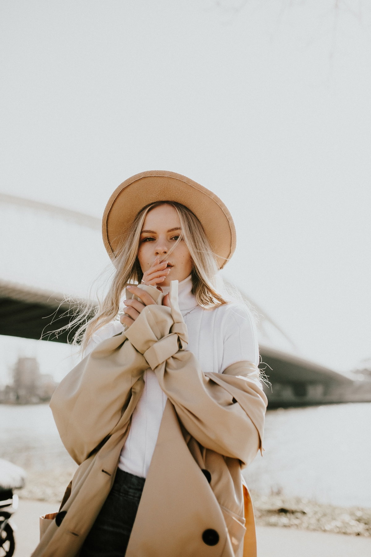 Horoskop: Frau mit Hut in Beige