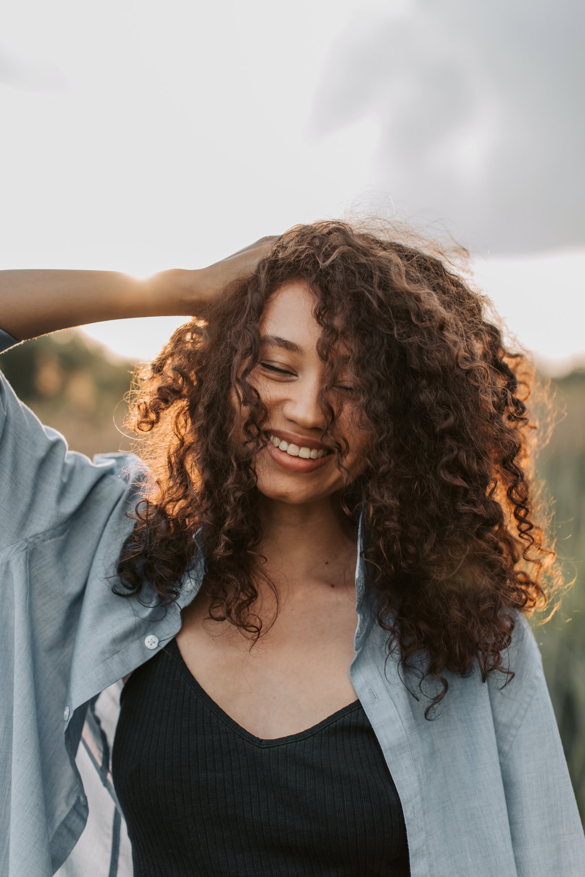 Horoskop: Frau mit Locken lacht