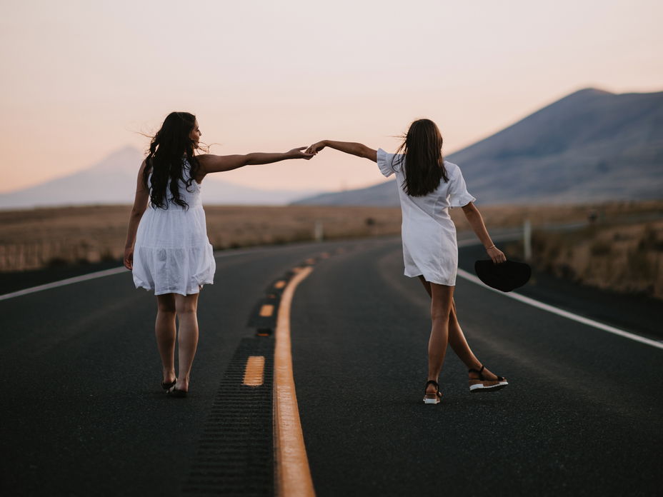 Horoskop: Zwei Frauen auf der Straße