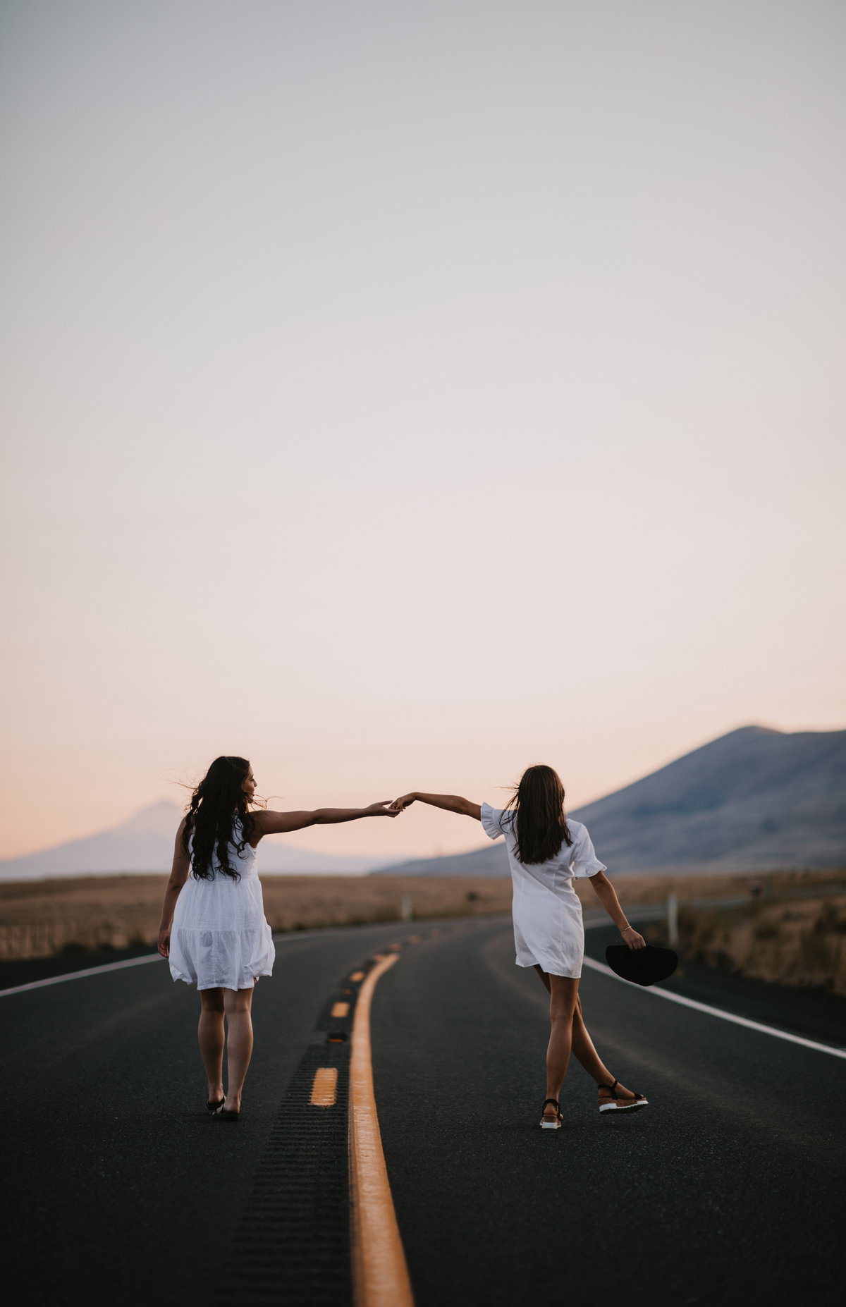 Horoskop: Zwei Frauen auf der Straße