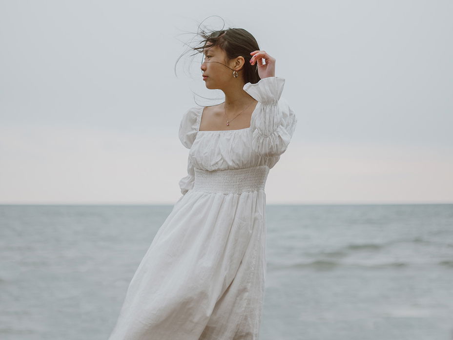 Frau im weißen Kleid