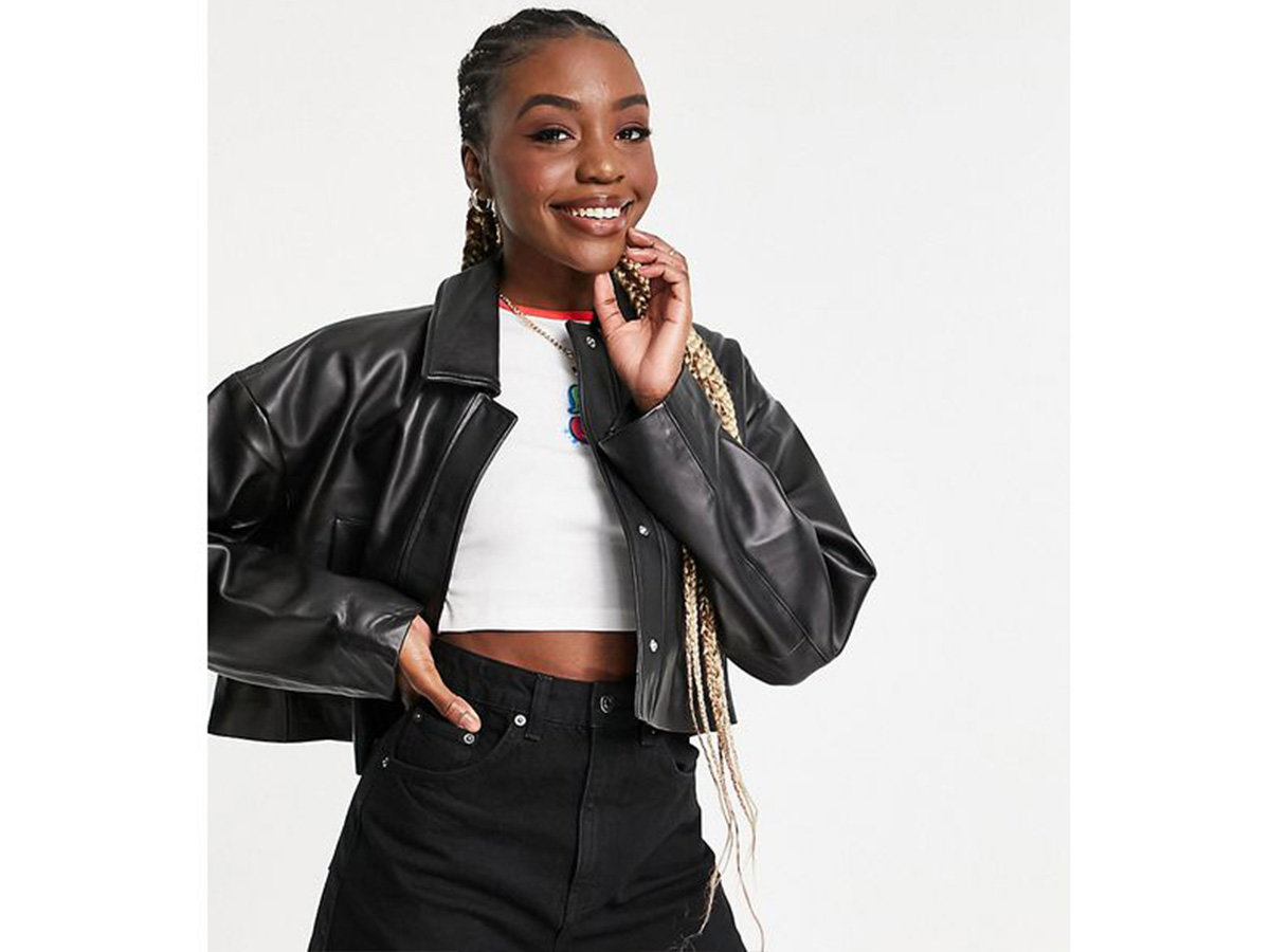 Lederjacke in Schwarz im 90er-Jahre-Stil