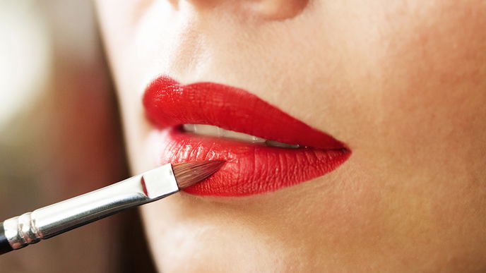 Lippenpinsel Anwendung: So schminkst du deine Lippen präzise