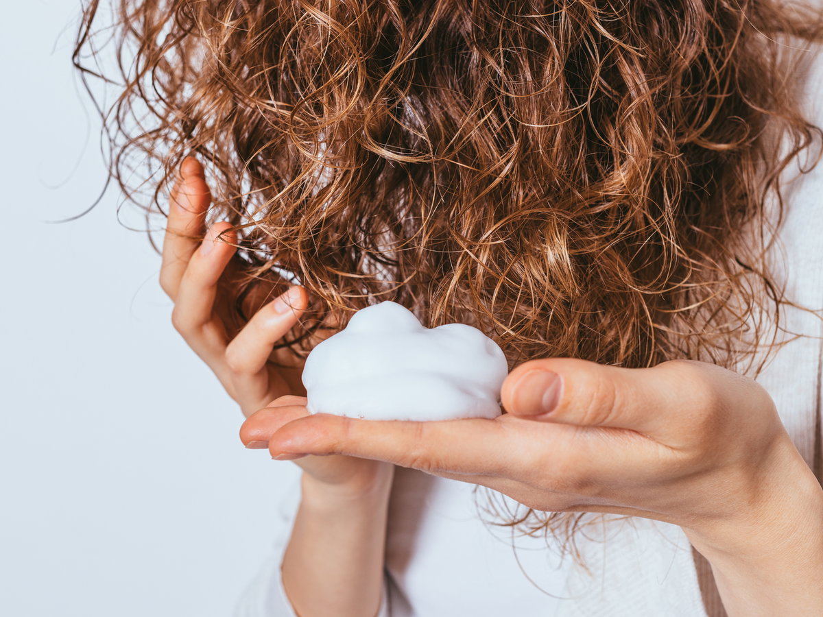 Schaumfestiger in die Haare geben