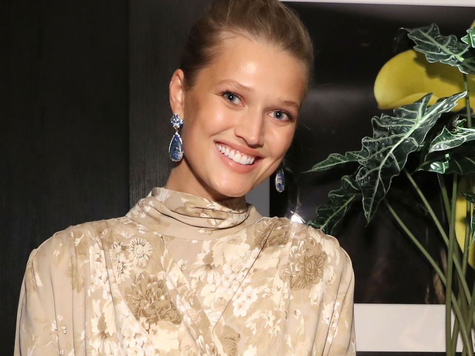Toni Garrn goldenes Kleid
