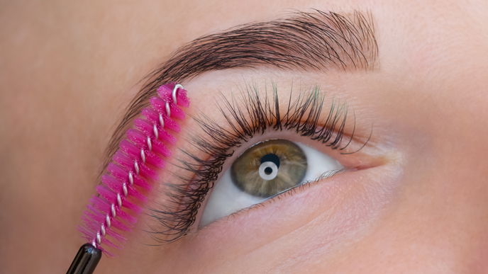 Wimpernbürste: Anwendung für Wimpern und Augenbrauen