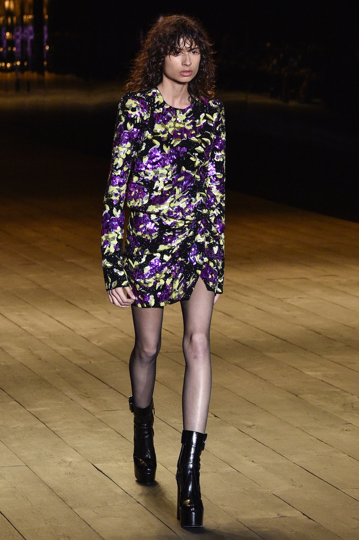 Curly Fringe Frisur Saint Laurent Fashion Show