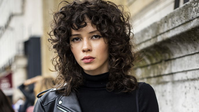 Curly Fringe: Die lässige Pony-Frisur für Lockenköpfe