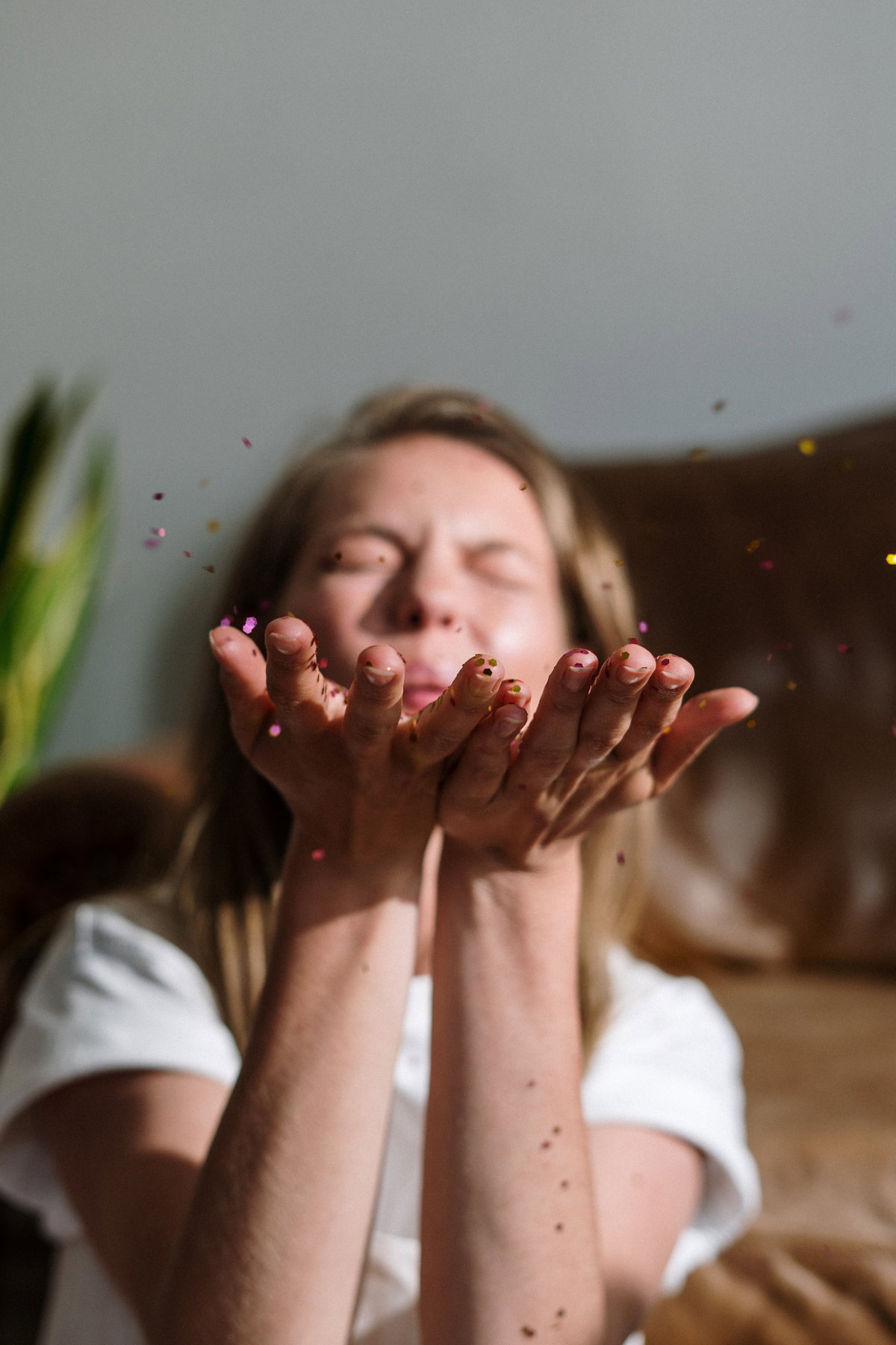 Horoskop: Frau pustet Glitzer