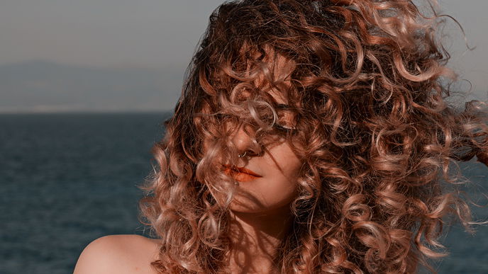 Plopping: Die beste Methode, um Locken zu Trocknen und in Form zu bringen