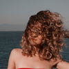 Plopping: Die beste Methode, um Locken zu Trocknen und in Form zu bringen
