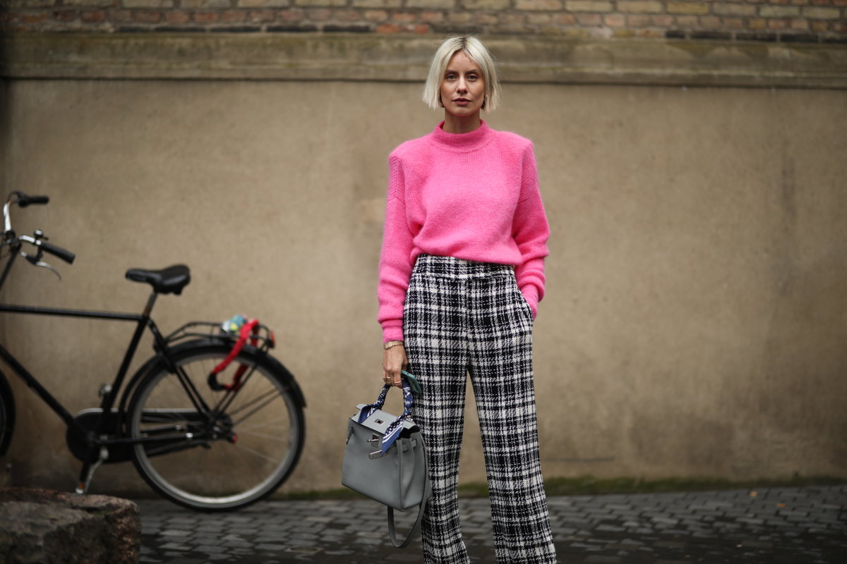 Pinker Pullover mit karierter Hose