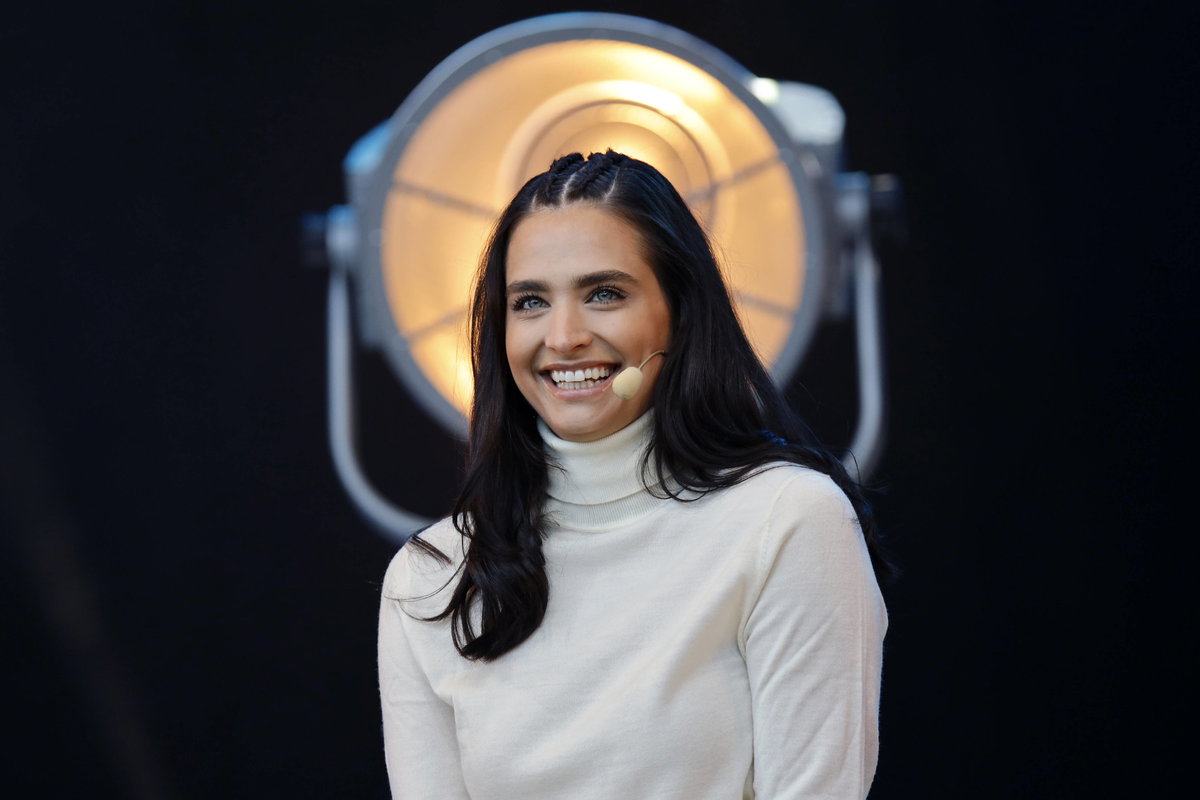 Amira Pocher lächelt in die Kamera