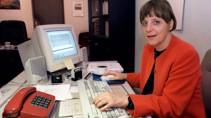 Angela Merkel früher und heute: Unsere ehemalige Bundeskanzlerin im Wandel der Zeit!