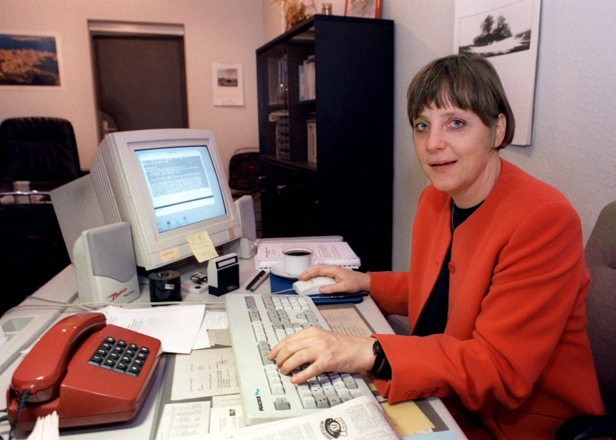 Angela Merkel 1990 roter Anzug