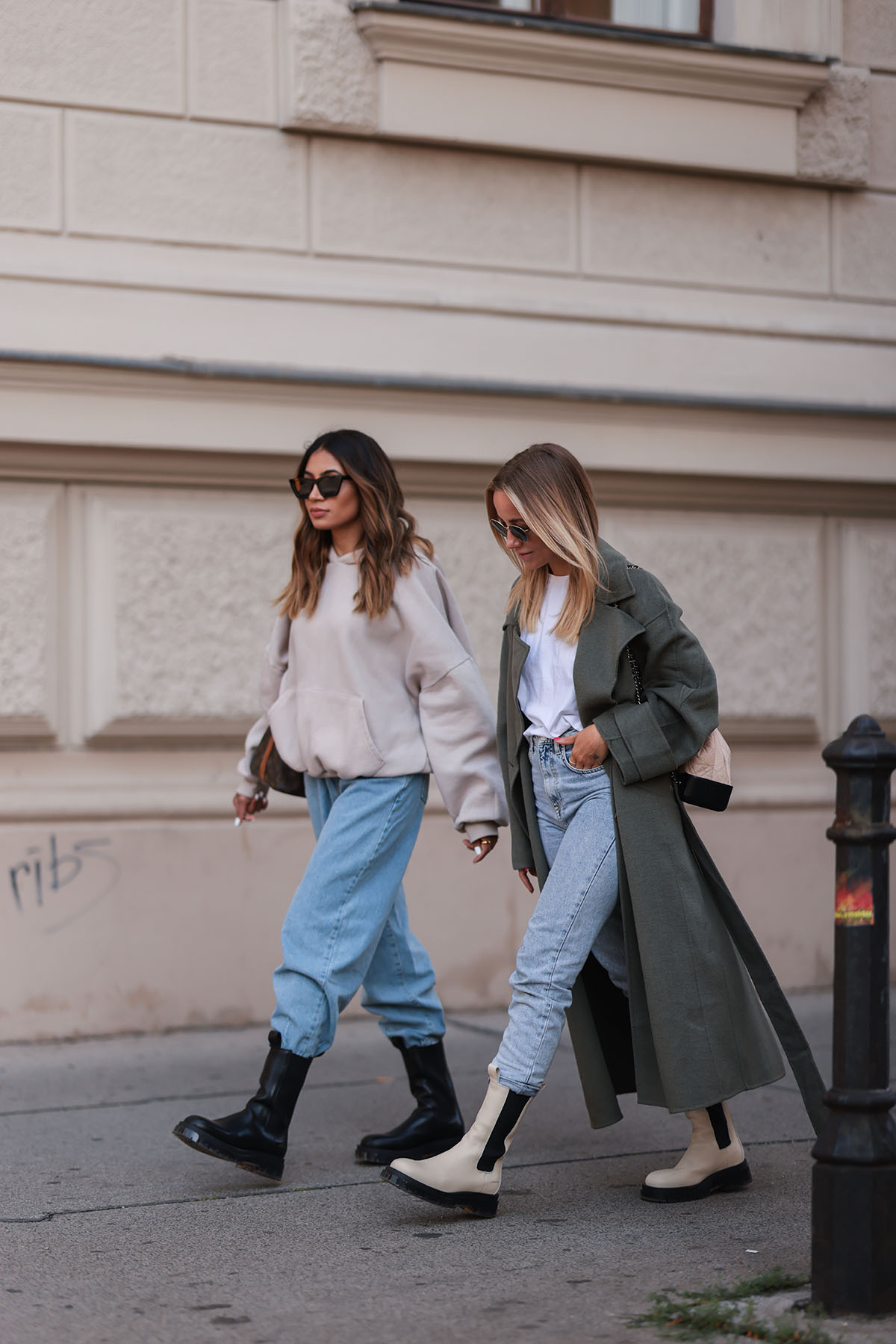 Zwei junge Damen in herbstlichen Looks