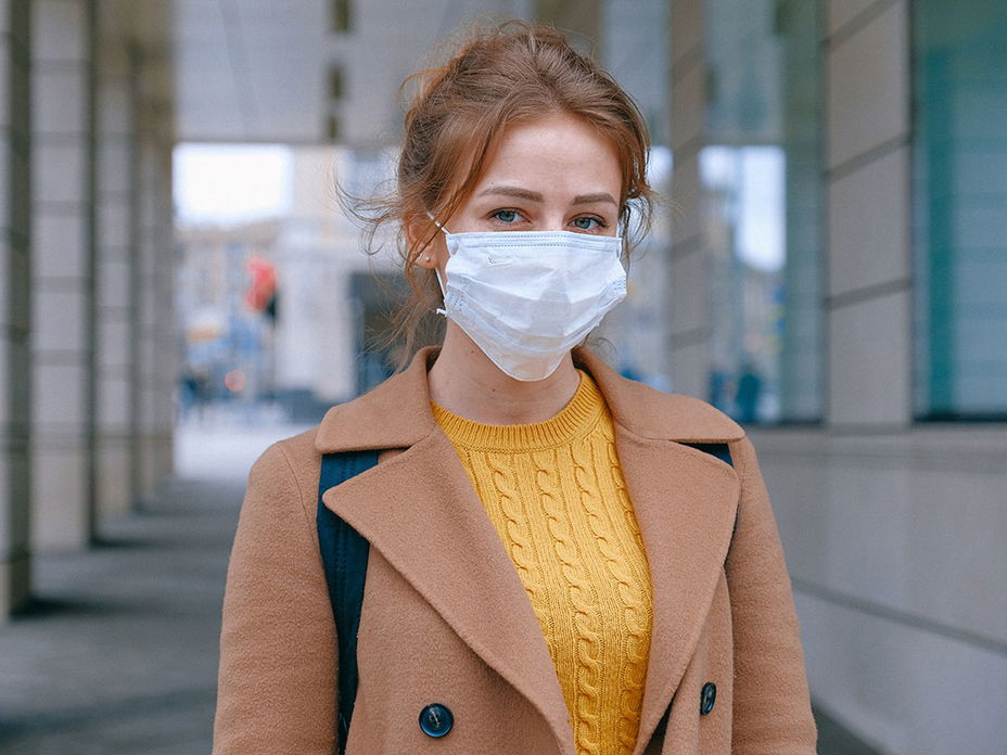 Frau mit Maske