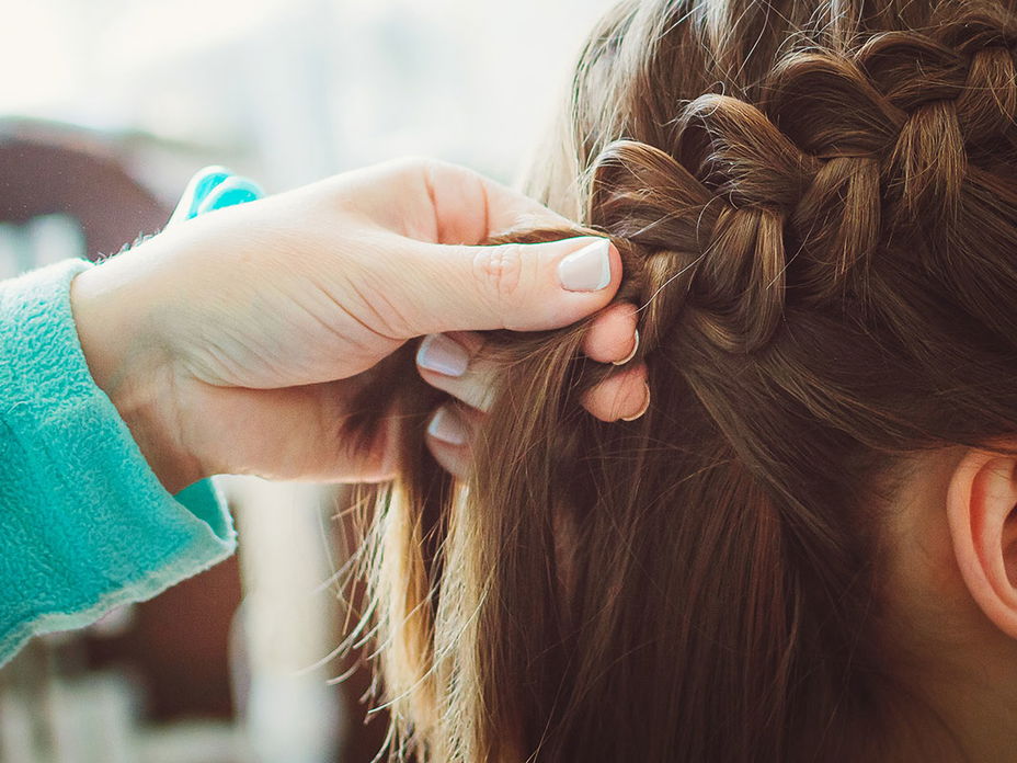 Haare werden geflochten