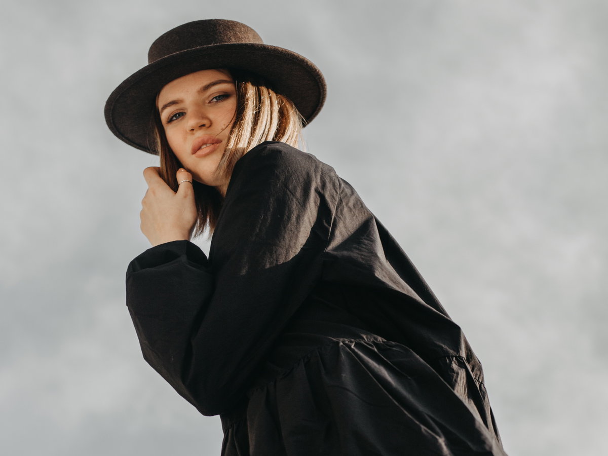 Horoskop Thema: Frau in schwarzer Jacke