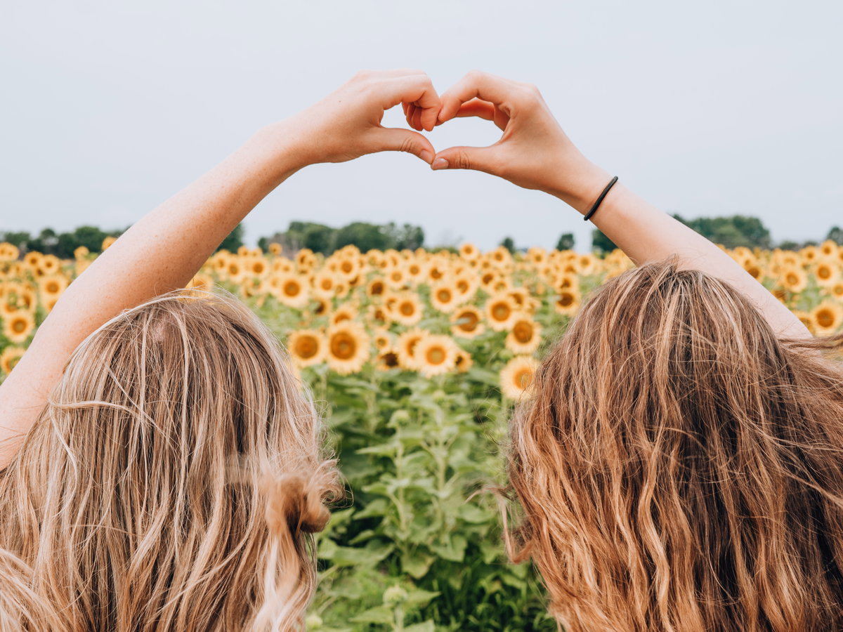 Horoskop September: Zwei Frauen im Feld