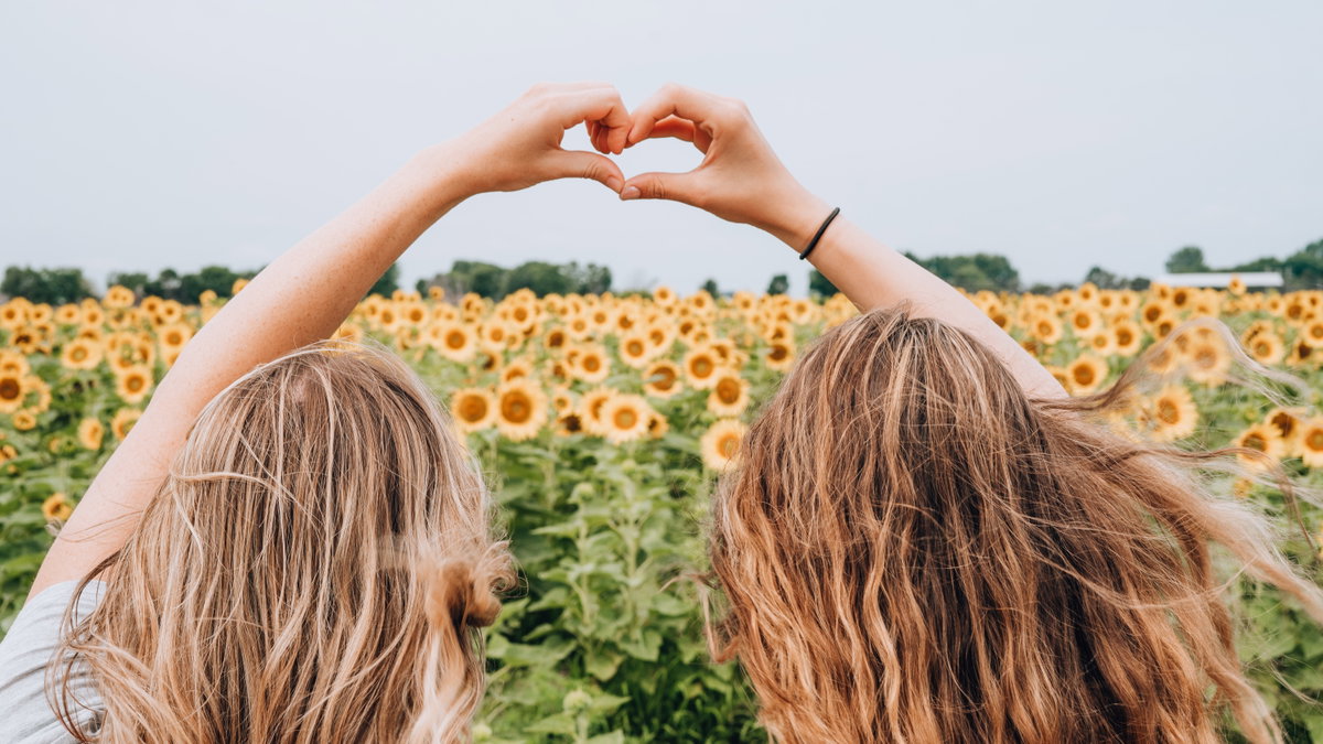 Horoskop September: Zwei Frauen im Feld