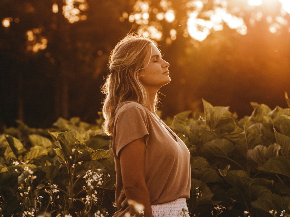 Horoskop: Frau im Feld