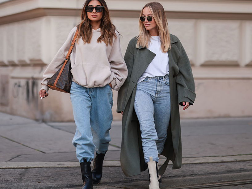 Zwei junge Frauen mit Jeans