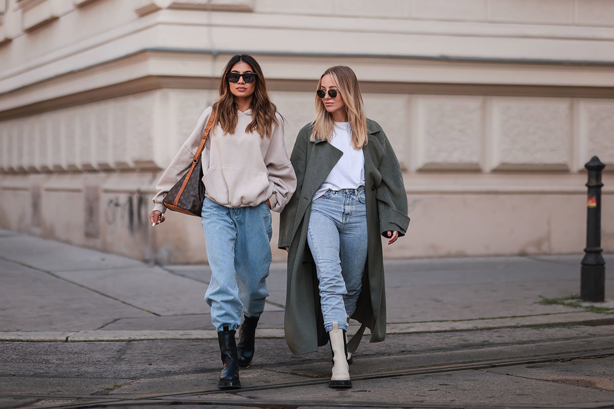 Zwei junge Frauen mit Jeans