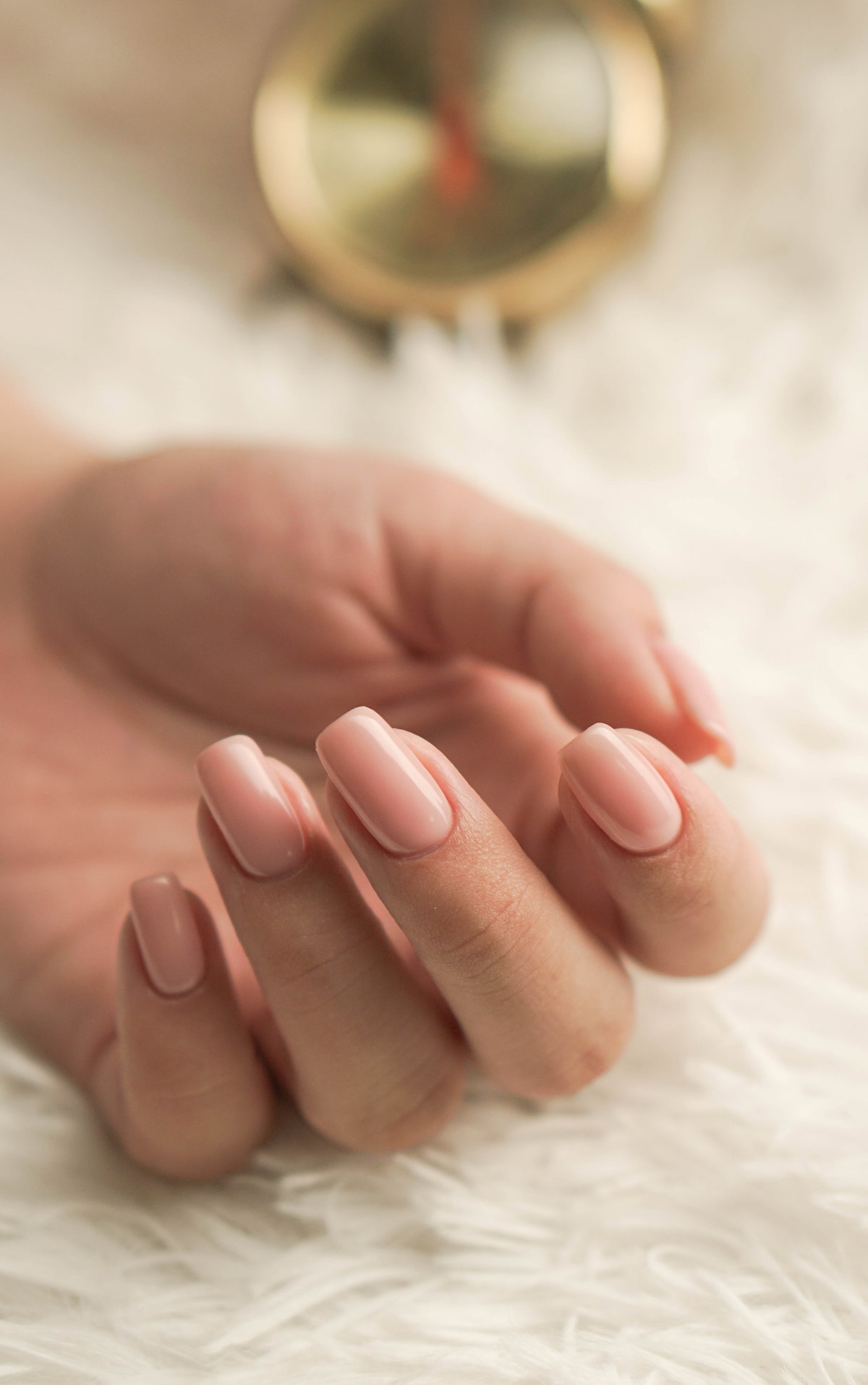 Hand mit natürlichen Gelnägeln