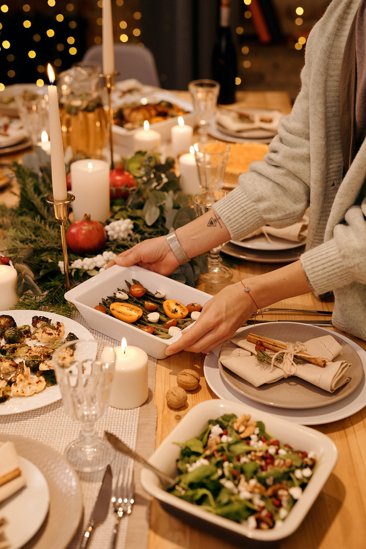 Weihnachtstisch mit Gerichten