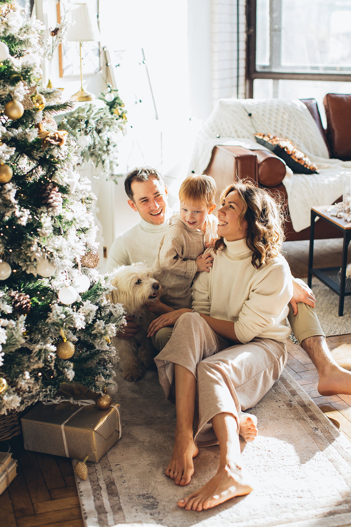 Glückliche Familie unter Weihnachtsbaum