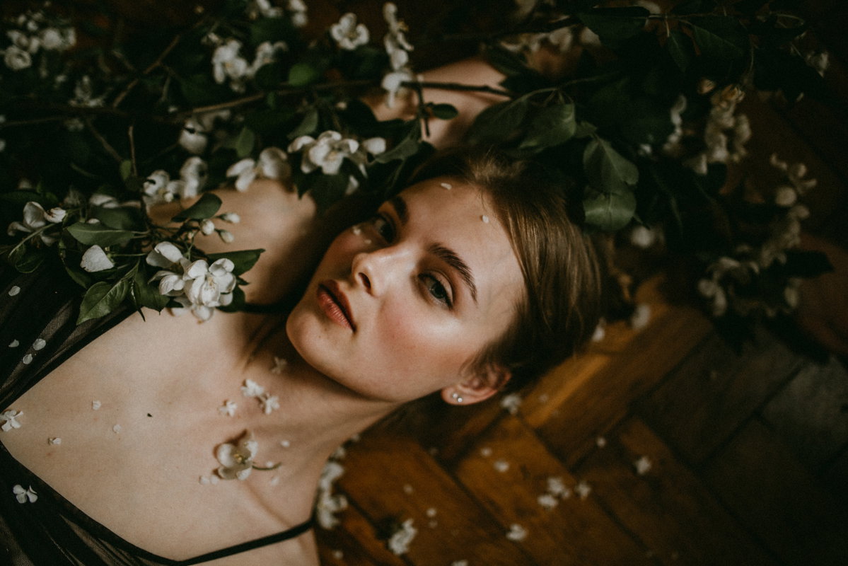 Horoskop Thema: Frau liegt auf Blumen