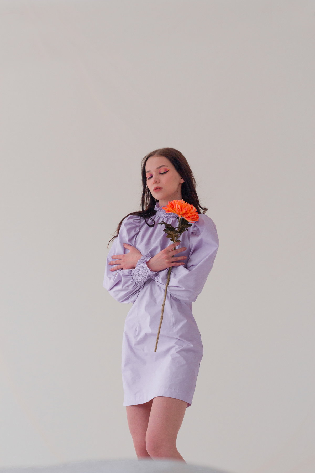 Horoskop Thema: Frau im lilafarbenen Kleid mit Blume