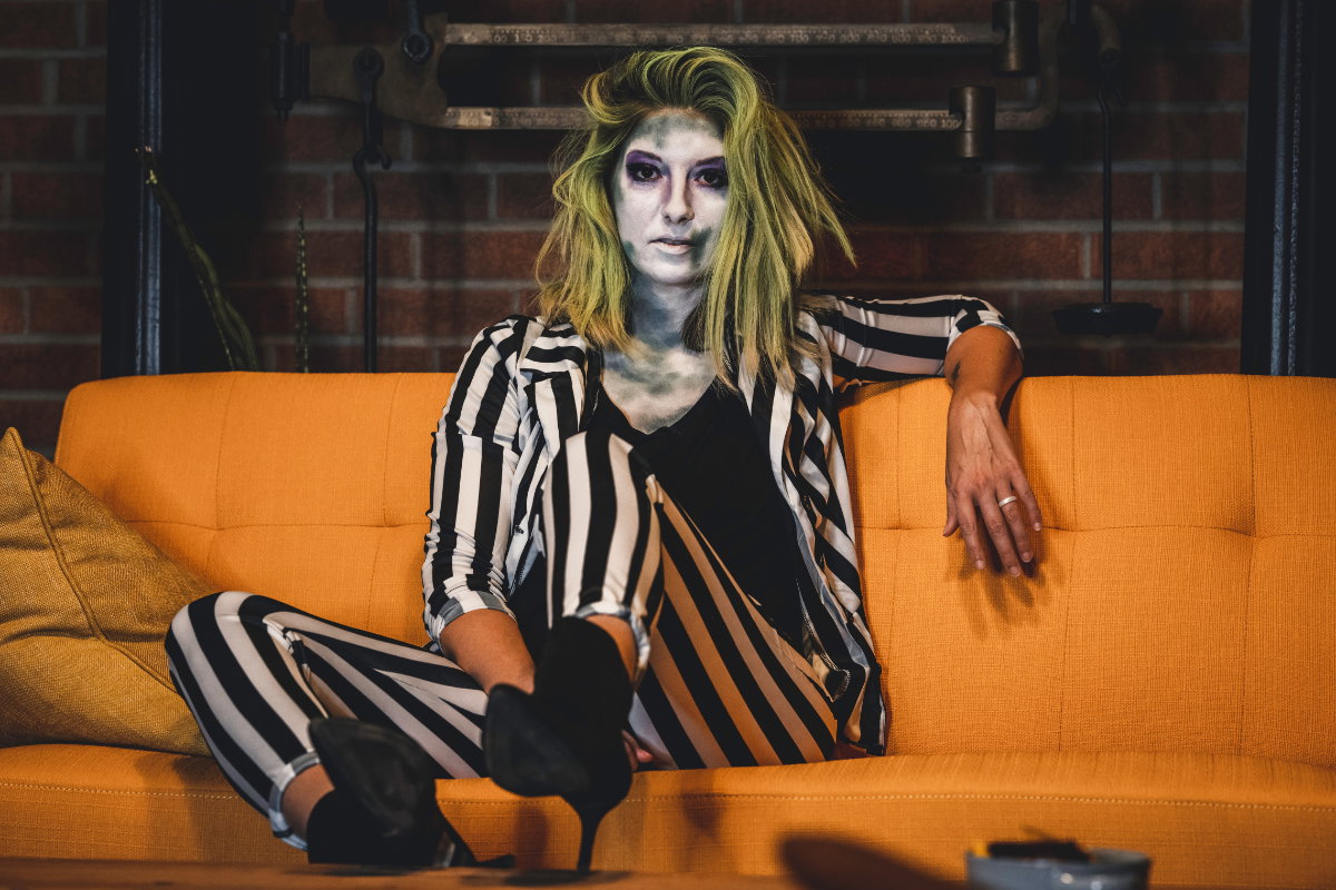 Frau trägt Halloweenkostüm