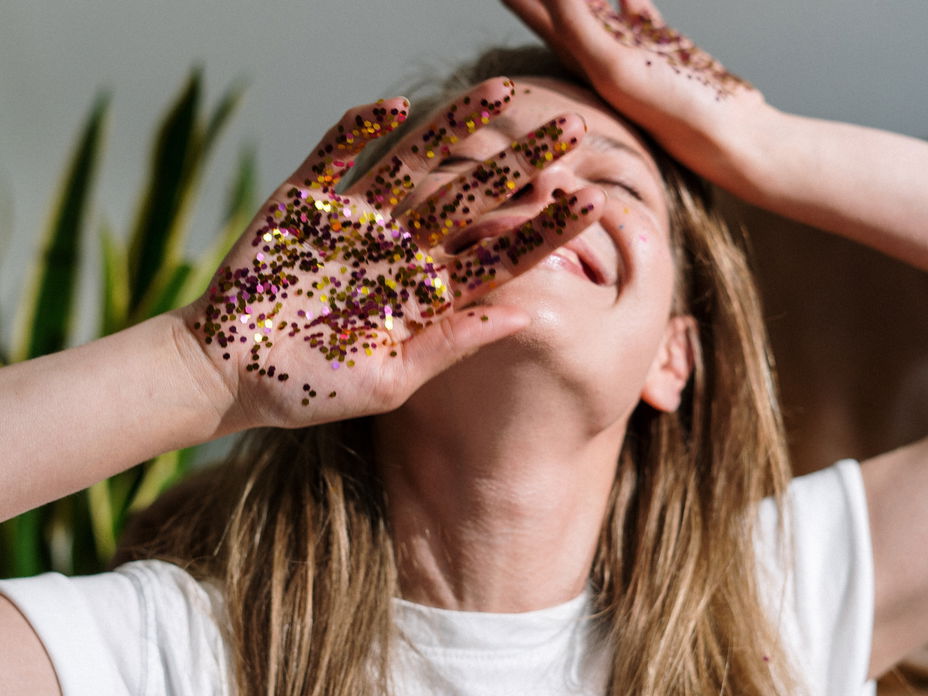 Horoskop Thema: Frau mit Glitzer an den Händen