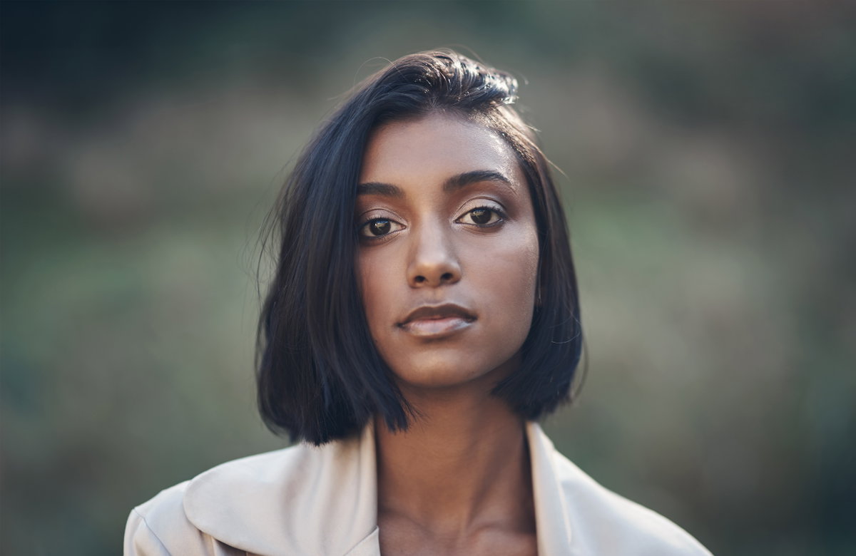 Side Part Bob Frau mit schwarzen Haaren