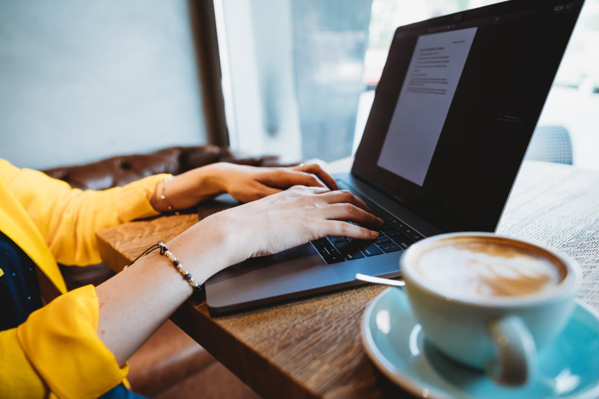 Kaffee beim Arbeiten
