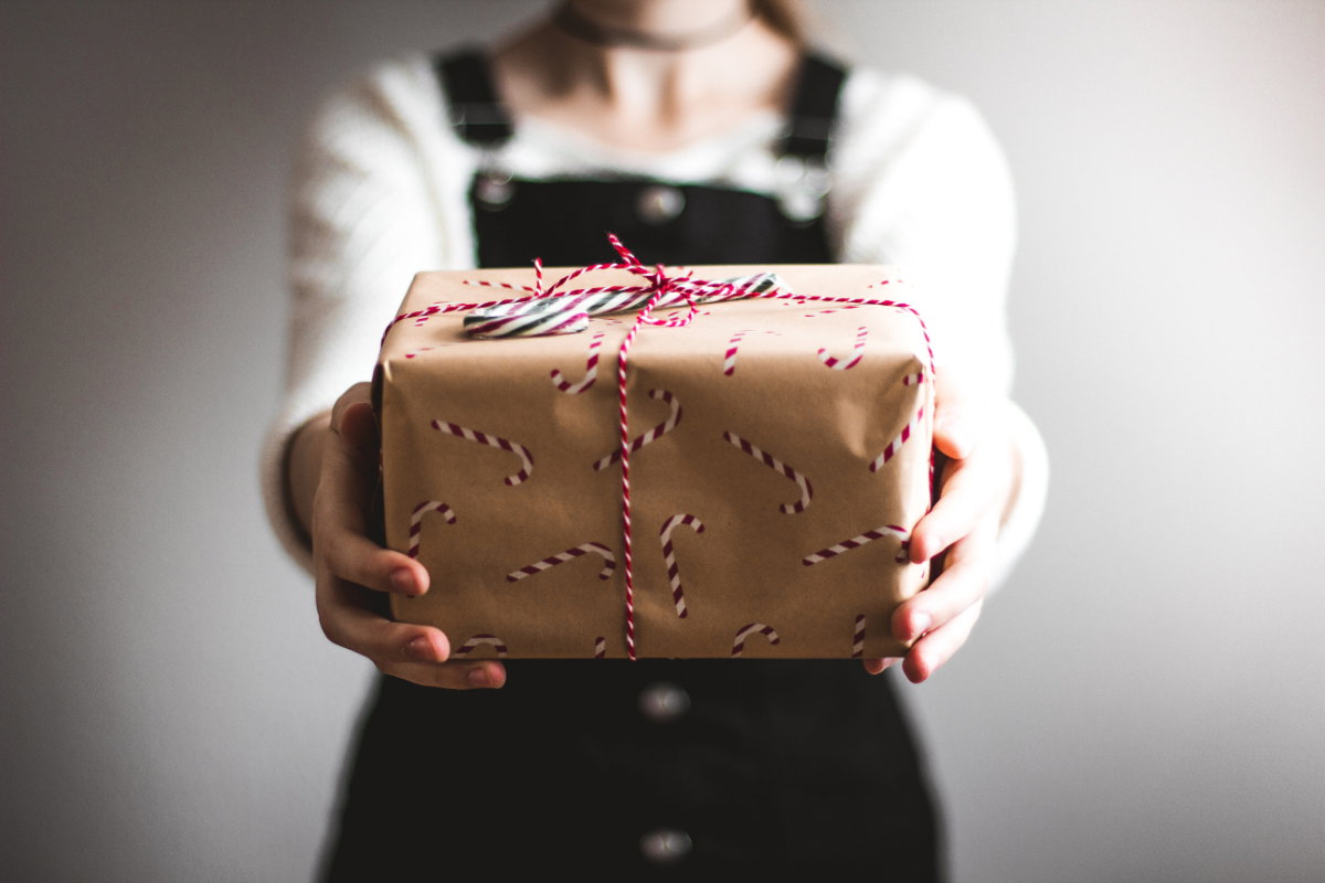 Frau mit Geschenk in der Hand