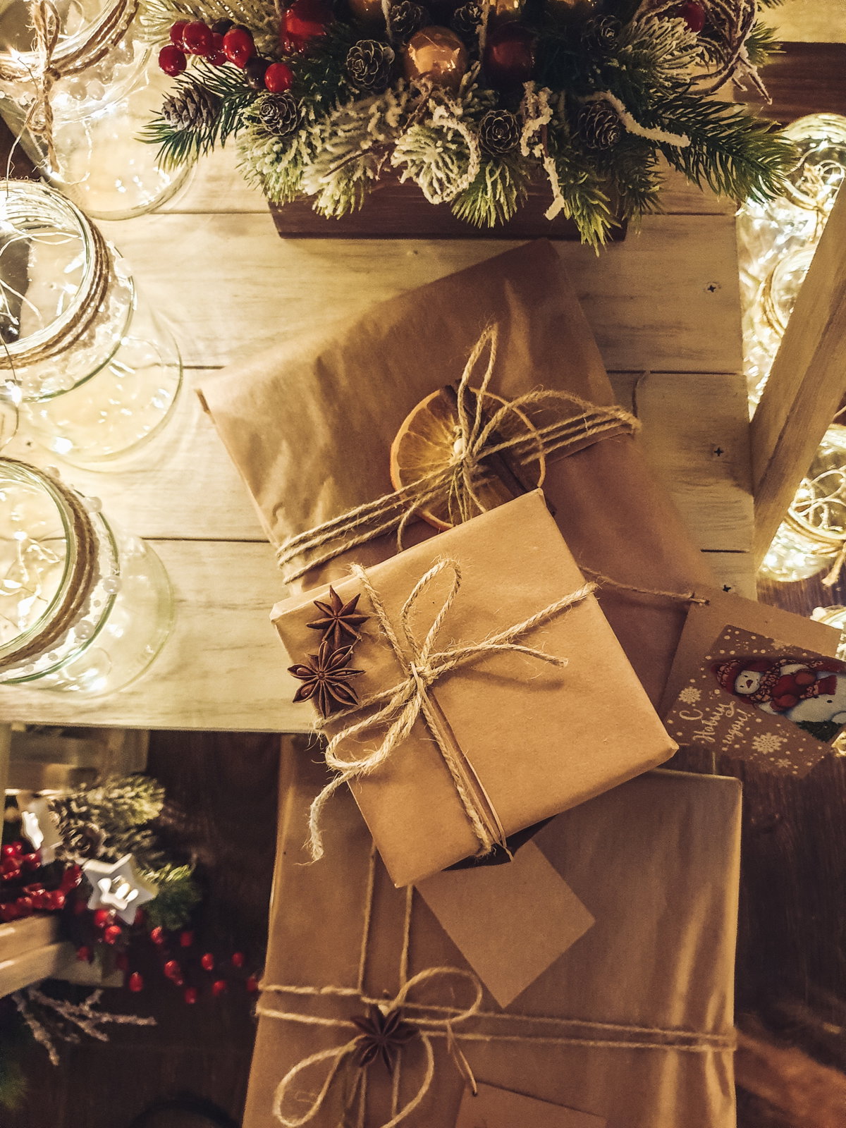 Weihnachtsgeschenke braunes Papier