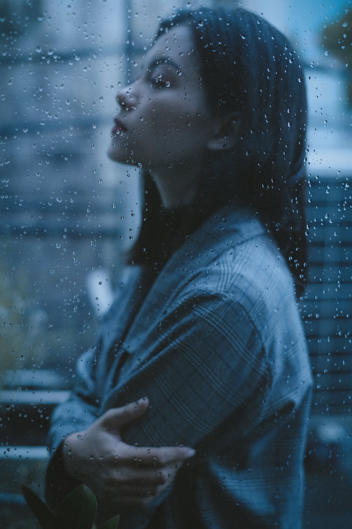 Horoskop Thema: Frau mit geschlossenen Augen im Regen