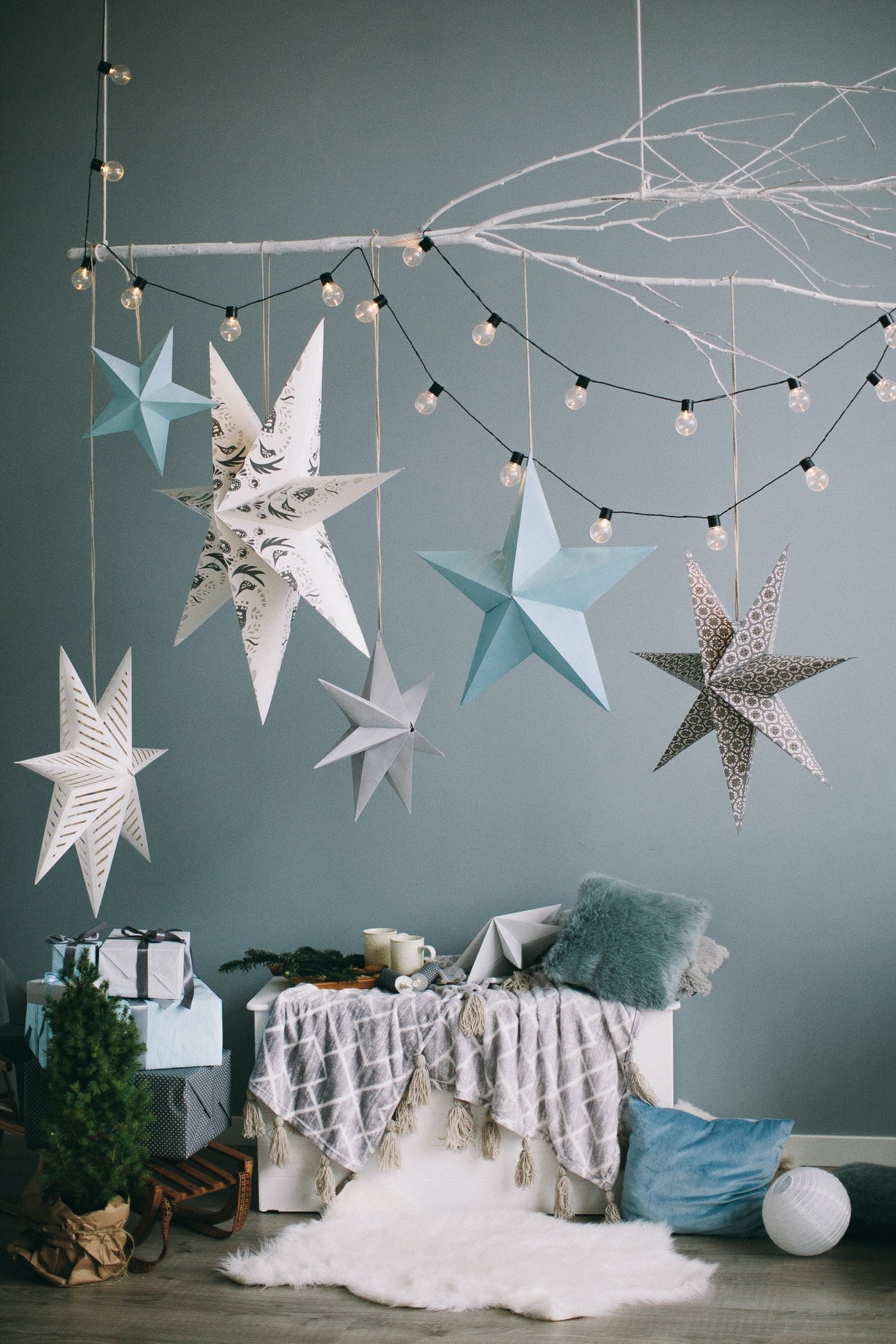 Weihnachtsdeko Sterne hängen von der Decke