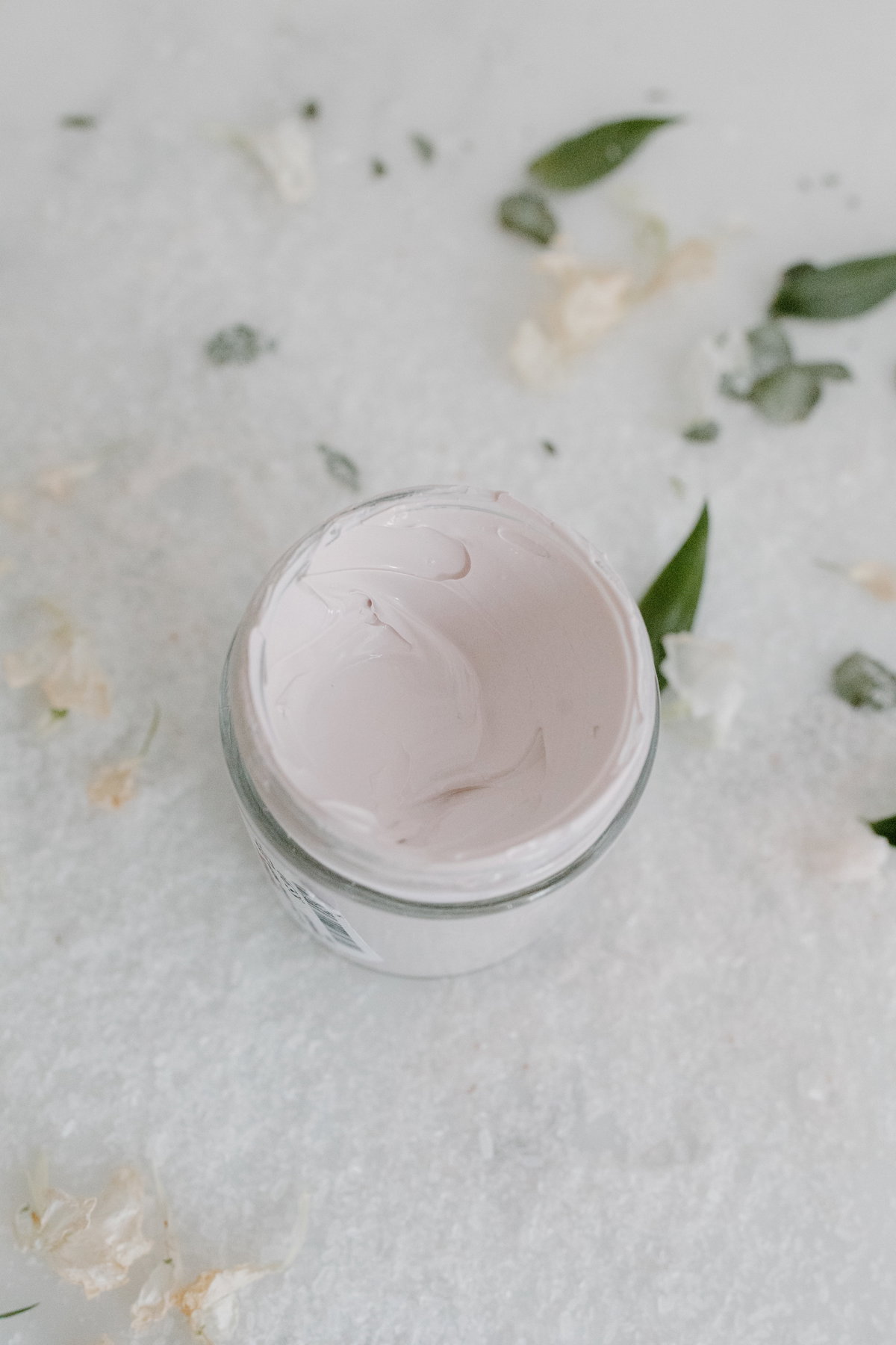 Creme fürs Gesicht im Tiegel