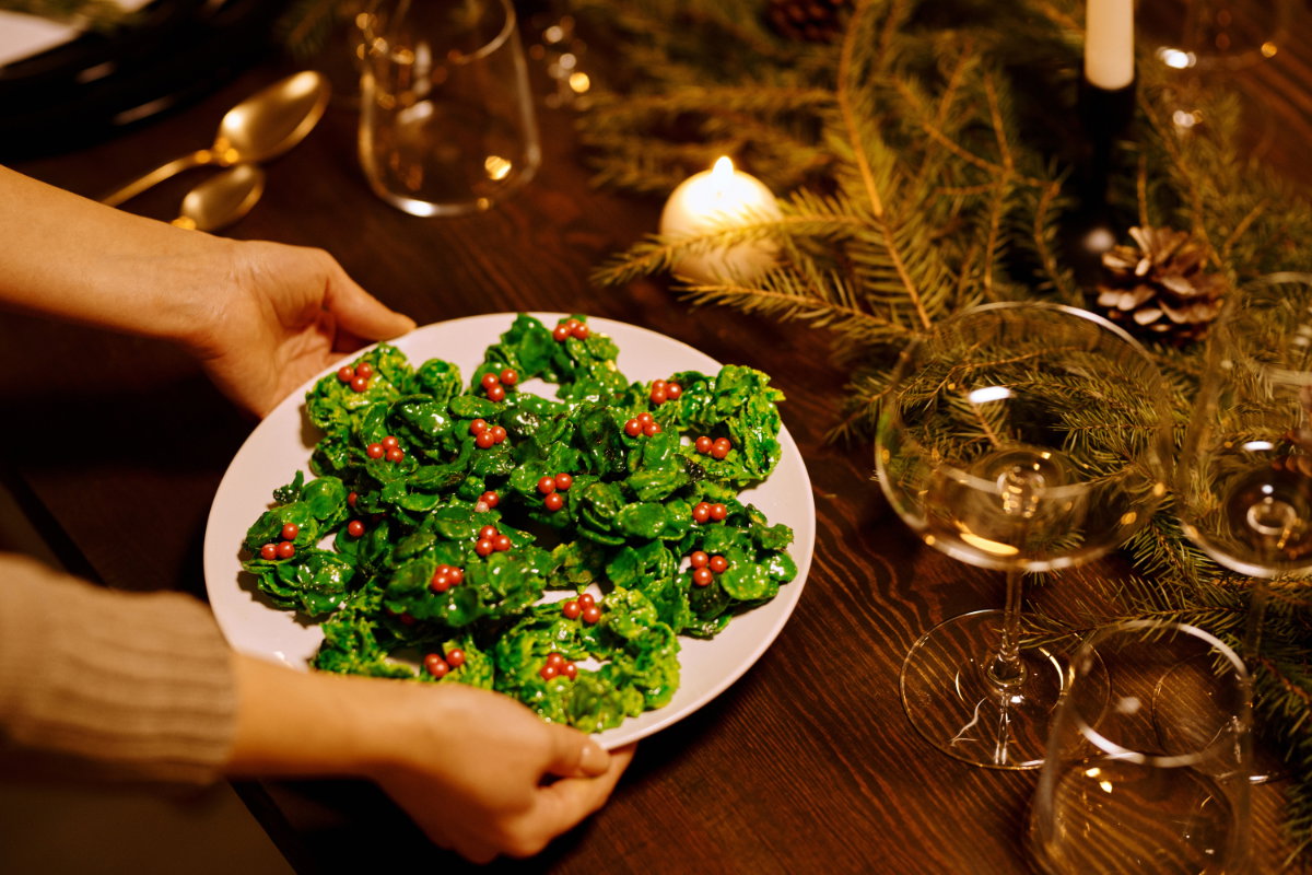 Veganes Weihnachtsessen am Tisch