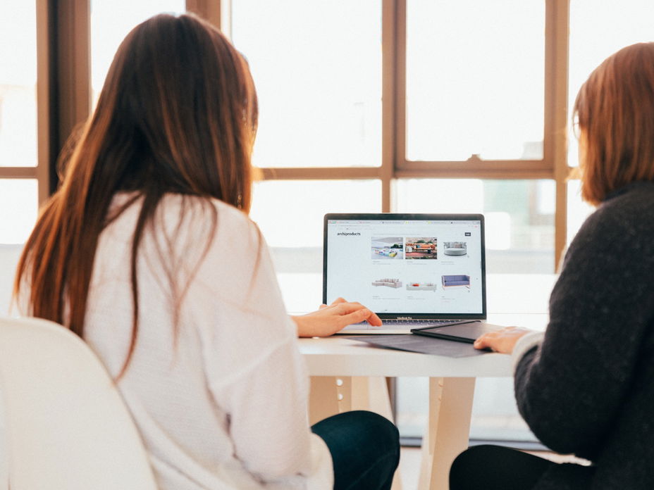 zwei Frauen am Laptop
