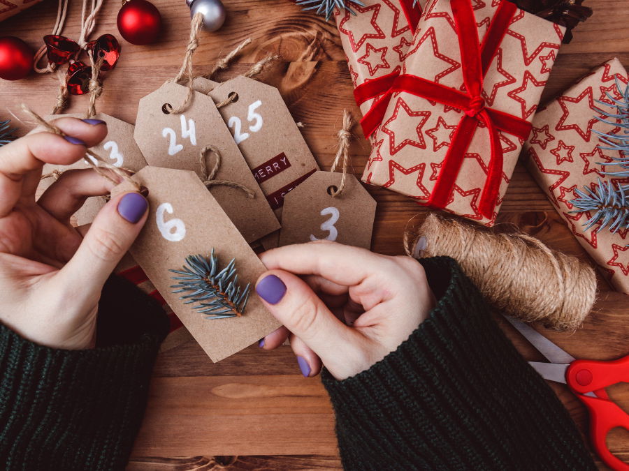 Frau bastelt Adventskalender